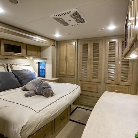 River Safaris, Stationary Class A Motorcoach, Old Homosassa Exterior foto