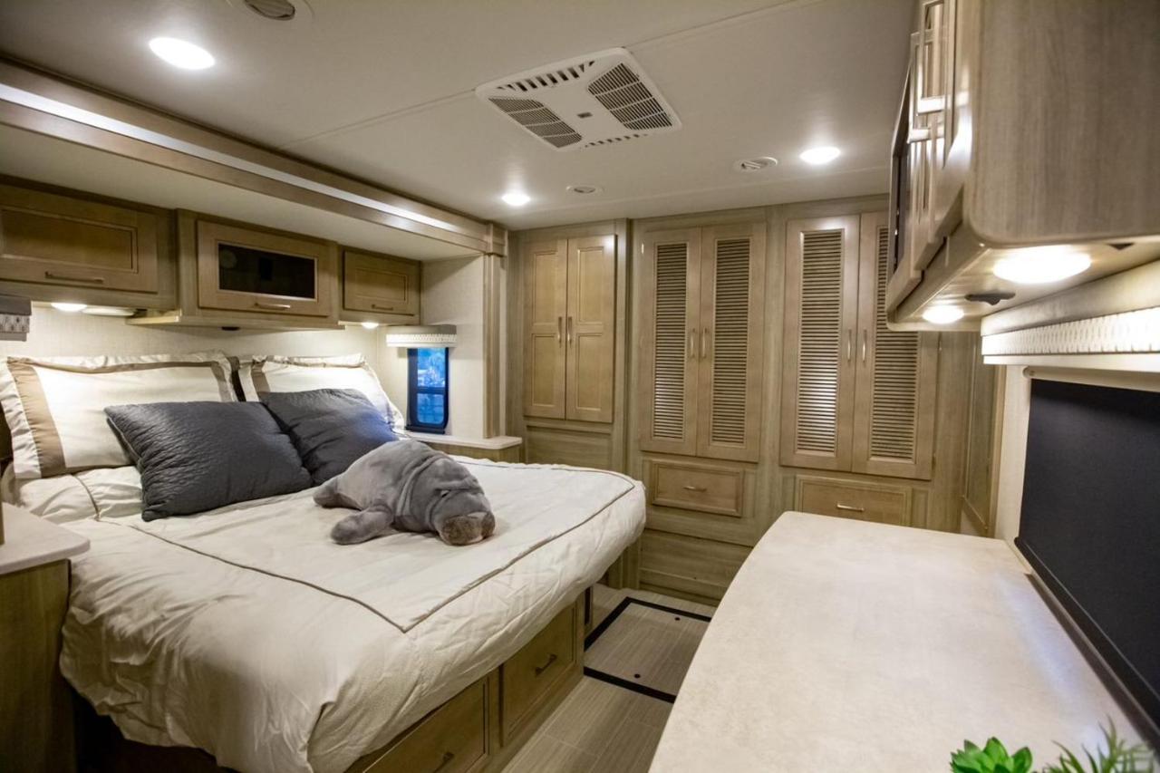 River Safaris, Stationary Class A Motorcoach, Old Homosassa Exterior foto